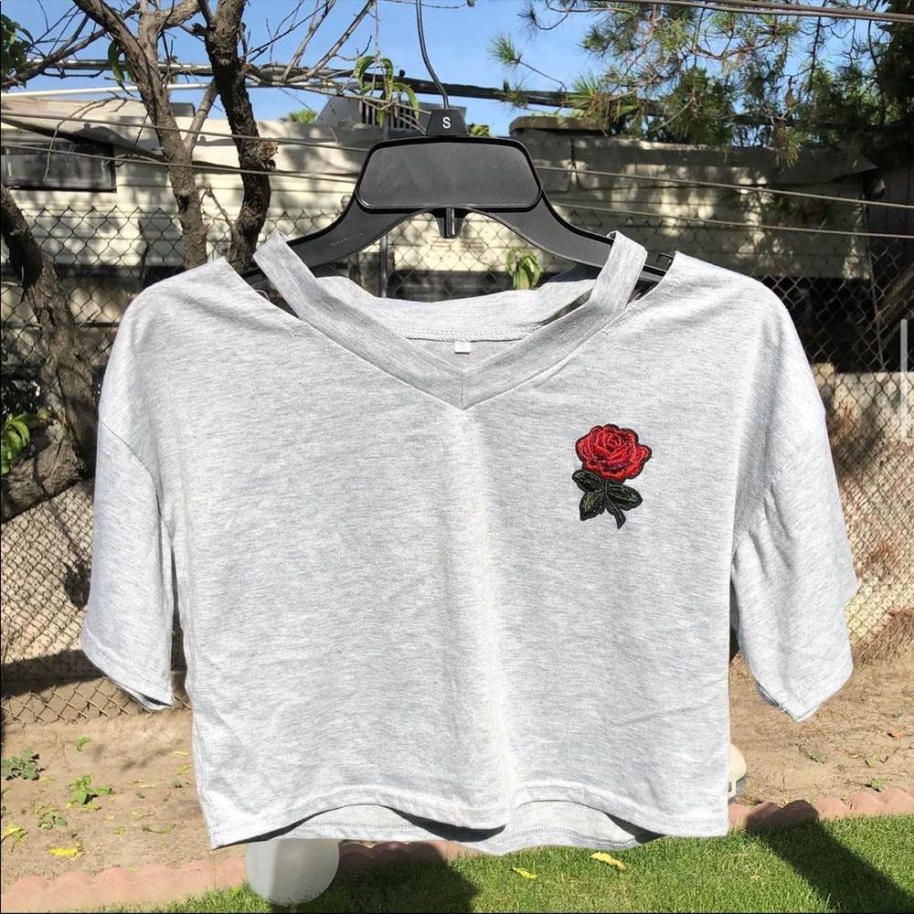 Crop top with stitch of rose